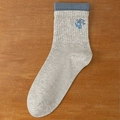 Calzino di cotone grigio chiaro con risvolto blu scuro e ricamo di skateboard - Grigio chiaro