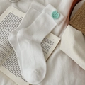 Weiße Strick-Mittelsocken mit grünem Häkelherz und vertikalem Streifenmuster - Weiß (Grünes Herz)