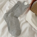 Dunkelgraue gerippte Strick-Crew-Socken mit kleinem weißem Herz-Patch im Korea-Stil - Grau (Weißes Herz)