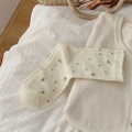 Cremeweiße Söckchen mit zarter Blumenstickerei und Rüschensaum für Damen - Crew Stickerei Stil / Milchweißes Blumenmuster
