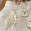 Wadenhohe Stricksocken in Creme mit Zopfmuster und karierter Schleife im Ballett-Stil - Geflochtene Textur / Cremeweiß 3D-Schleife