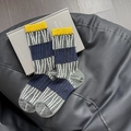 Calcetines de jacquard en contraste con patrones geométricos en amarillo y azul marino - Talla única / Puño en Contraste Amarillo