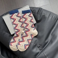 Calcetines beige con motivos geométricos de ondas rojas y azules y puños acanalados - Talla única / Puño a Rayas Azules