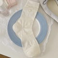Cremeweiße Stricksocken mit Schleife und Herzknopf in süßer Ballett-Ästhetik - Einheitsgröße / Weiß Herz Schleife