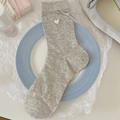 Hellgraue Balletcore-Socken mit silberner Schleife und Herzknopf auf stylischem Tablett - Einheitsgröße / Graue Herzschleife