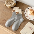 Calcetines grises y blancos tipo patchwork con lindo detalle de oso 3D para mujer - Talla única / Par Gris Claro (Oso Marrón 3D)