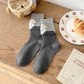 Calcetines grises de media pantorrilla con bordado de conejo y diseño patchwork mujer - Talla única / Par Gris Oscuro (Conejo Blanco 3D)