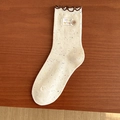 Beigefarbene Socken mit bunten Punkten, Rüschensaum und dekorativem Knopfanhänger-Detail - Einheitsgröße / Label Stil (A881)