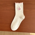 Beigefarbene Socken mit rosa Rüschenrand und Katzenstickerei auf gepunktetem Strickstoff - Einheitsgröße / Rosa Katzenstil (A881)
