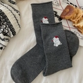 Chaussettes gris foncé avec broderie ours mignonne et détails mouchetés colorés - Taille unique / gris foncé