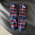 Modische dunkelblaue Crew-Socken mit rot-weißen Streifen und Serendipity-Stoffetikett - Einheitsgröße / Blau