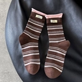 Calze in maglia marroni a righe bianche con bordo rosa e etichetta Happiness - Marrone