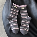 Dunkelgraue Socken mit rosa Streifen und Happiness-Label im koreanischen Retro-Stil - Dunkelgrau