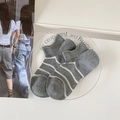 Calcetines tobilleros grises con rayas blancas en una bandeja minimalista - Gris