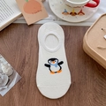 Cremeweiße unsichtbare Baumwollsocken mit süßer Pinguin-Stickerei auf einem Holztisch - Einheitsgröße / Pinguin