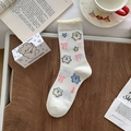 Calze bianche in cotone con stampa orsetto e bordo a volant in un ambiente domestico accogliente - Bianco Crema