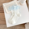 Witte Lolita kousen met lichtblauwe kant en satijnen strik in een platte presentatie - Eén maat / Wit met blauw kant