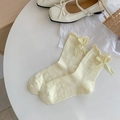 Calze a rete color crema con fiocco e polsini a volant su sfondo lifestyle curato - Taglia unica / Giallo chiaro