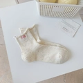 Süße cremefarbene Socken mit bunten Punkten und rosa „lovely“ Stickerei-Details - Lovely Text Stickerei (M5024)