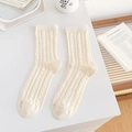 Cremeweiße Socken mit klassischem Zopfstrickmuster in minimalistischer Ästhetik - Einheitsgröße / Cremeweiß Grobes Zopfmuster
