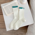 Calze bianche a coste con bordo verde scuro e toppa ricamata minimalista - Taglia unica / Bianco con polsino verde