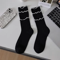 Calze nere di cotone con bordo in pizzo bianco in un contesto lifestyle moderno - Taglia unica / Nero