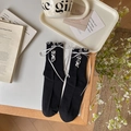 Chaussettes mi-mollet noires douces avec volants gris et nœuds argentés style Lolita - Taille unique / Noir