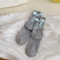 Graue Lolita Netzsocken mit hellblauen großen Schleifen auf der Rückseite für Damen - Blaue Schleife (1 Paar)