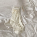 Cremeweiße Wadenstrümpfe mit hohlen Herzmustern und Seidenbandschleife-Detail - Beige Schleife (Cremeweiße Socke)