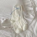 Cremeweiße Kniestrümpfe mit hellblauer Schleife und elegantem vertikalem Streifenmuster - Blaue Schleife (Cremeweiße Socke)