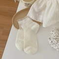 Chaussettes blanches à rayures verticales avec dentelle double couche et nœud en mesh - Blanc