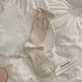 Japanische beige Baumwollsocken mit braunen Punkten und gewelltem Rüschensaum für Damen - Einheitsgröße / Haferflockenfarbe