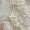 Cremeweiße Ripp-Socken mit Rüschensaum und dunkelgrauen Punkten im Ballett-Stil - Einheitsgröße / Creme