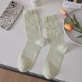 Chaussettes en résille vert clair avec revers à volants triple couche à plat sur table - Taille unique / Vert