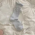 Hellblaugraue Rippsocken mit Polka Dots und Rüschenbündchen im Ballett-Stil - Einheitsgröße / Blau