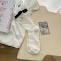 Calze a metà polpaccio bianco sporco con pizzo a pois neri e ricamo a fiocco giallo - Bianco