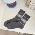 Dunkelgraue Netzstrick-Socken mit weißem Welpenmotiv und Herzmuster im süßen Stil - Einheitsgröße / Schwarz