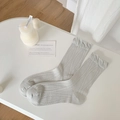 Calze grigio chiaro in cotone con righe verticali traforate e bordi a volant - Grigio Bordo a Orecchio di Legno