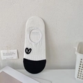 Calzini invisibili da donna bicolore bianco e nero con un raffinato cuore ricamato laterale - Cuore Base Bianca