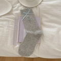 Chaussettes mi-mollet grises côtelées avec nœuds en soie bleus et boutons déco - Taille unique / Gris