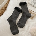 Chaussettes grises mi-mollet en tricot avec bordure en dentelle noire et côtes - Taille unique / gris foncé