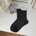 Calze da donna in cotone stile giapponese con strisce bianche e nere e polsini arrotolati - Nero