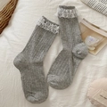 Chaussettes grises en maille avec bordure en dentelle blanche et textures côtelées - Taille unique / Gris clair