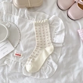 Süße cremefarbene Socken mit rotem Blumenmuster und zartem Spitzenbesatz am Saum - Einheitsgröße / Creme