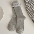 Chaussettes grises côtelées avec bordure à volants à carreaux noirs et blancs pour femmes - Taille unique / Gris Moyen