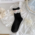 Schicke schwarze Socken mit weißer Stickerei-Spitze und farbigem Logo-Etikett-Detail - Einheitsgröße / Schwarz
