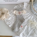 Graue Baumwollsocken mit weißem Spitzenrand und rotem besticktem Etikett-Detail - Einheitsgröße / Hellgrau