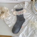 Mittelgraue Wadenstrümpfe mit weißer Spitzenrüsche und Logo-Etikett im Lolita-Stil - Einheitsgröße / Dunkelgrau