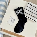 Chaussettes noires mi-hautes avec rayures blanches et nœud en dentelle délicat décoratif - Taille unique / Noir