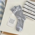 Chaussettes mi-mollet grises avec rayures sport blanches et nœuds en dentelle élégants - Taille unique / Gris
